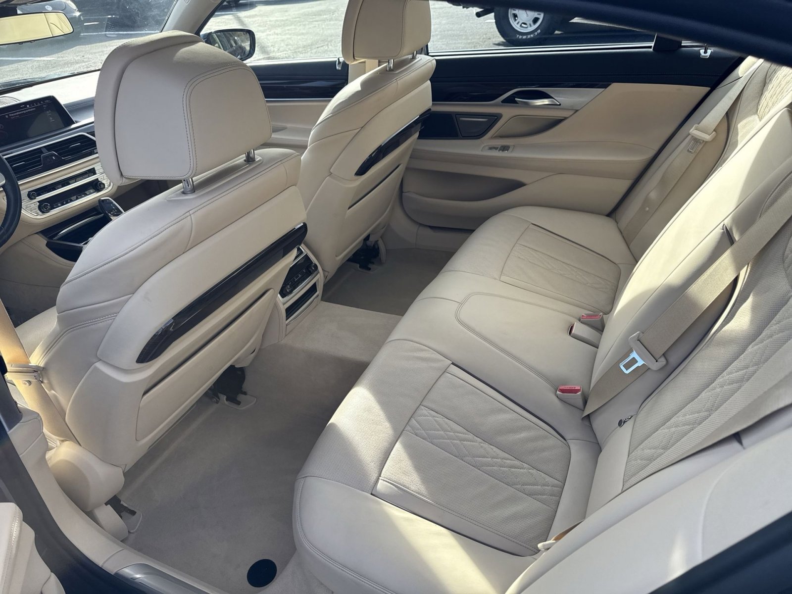 Used 2020 BMW 750i xDrive w/ Autobahn Package image 25