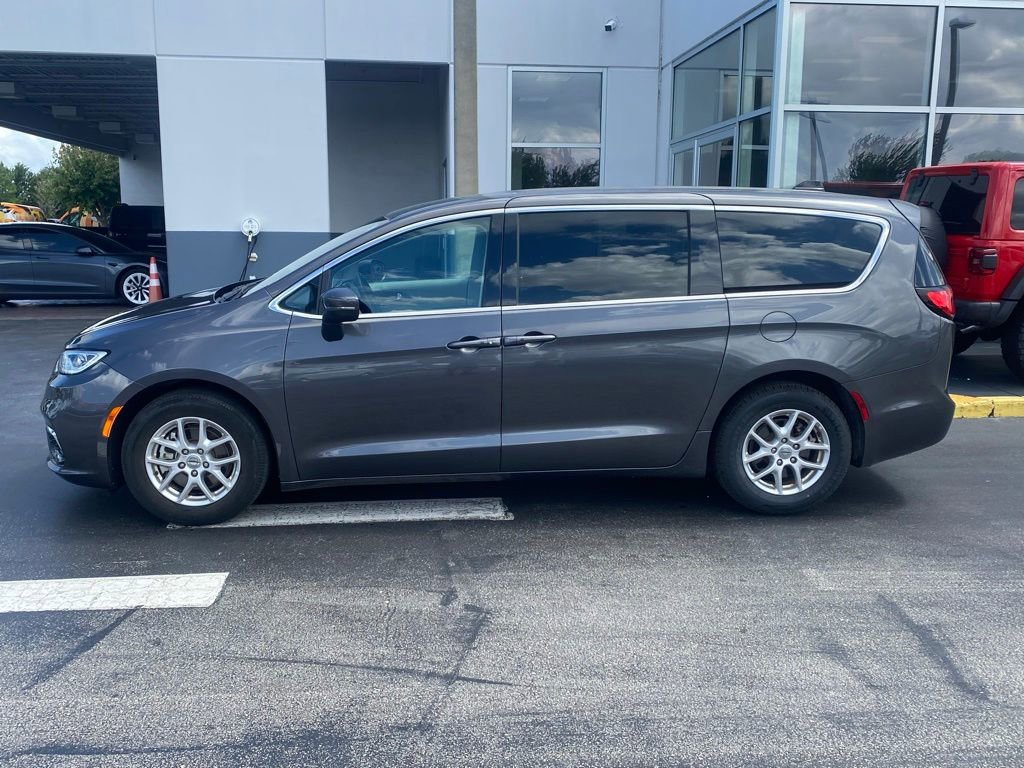 Used 2023 Chrysler Pacifica Touring-L FWD image 6
