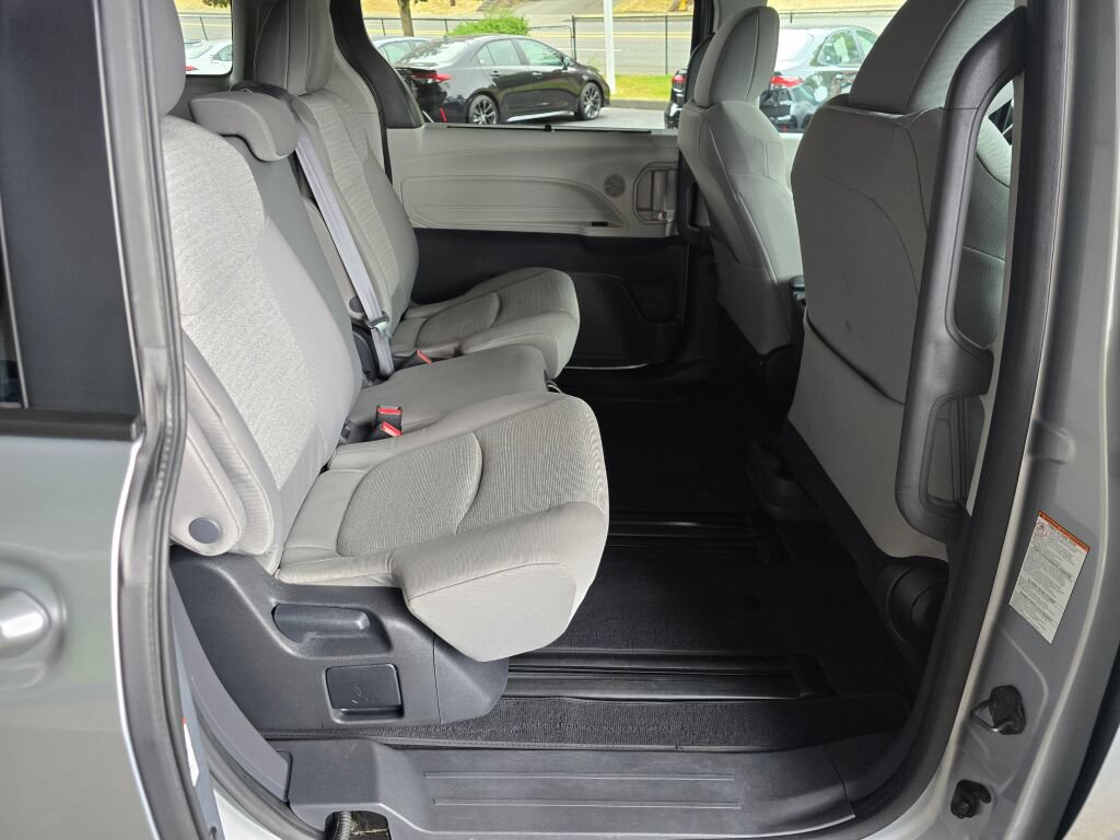 Used 2024 Toyota Sienna LE AWD/4WD image 13
