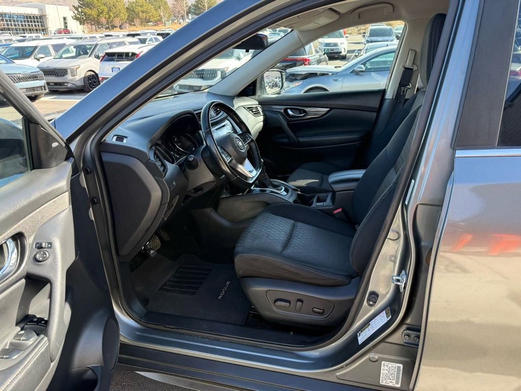 Used 2017 Nissan Rogue SV image 8