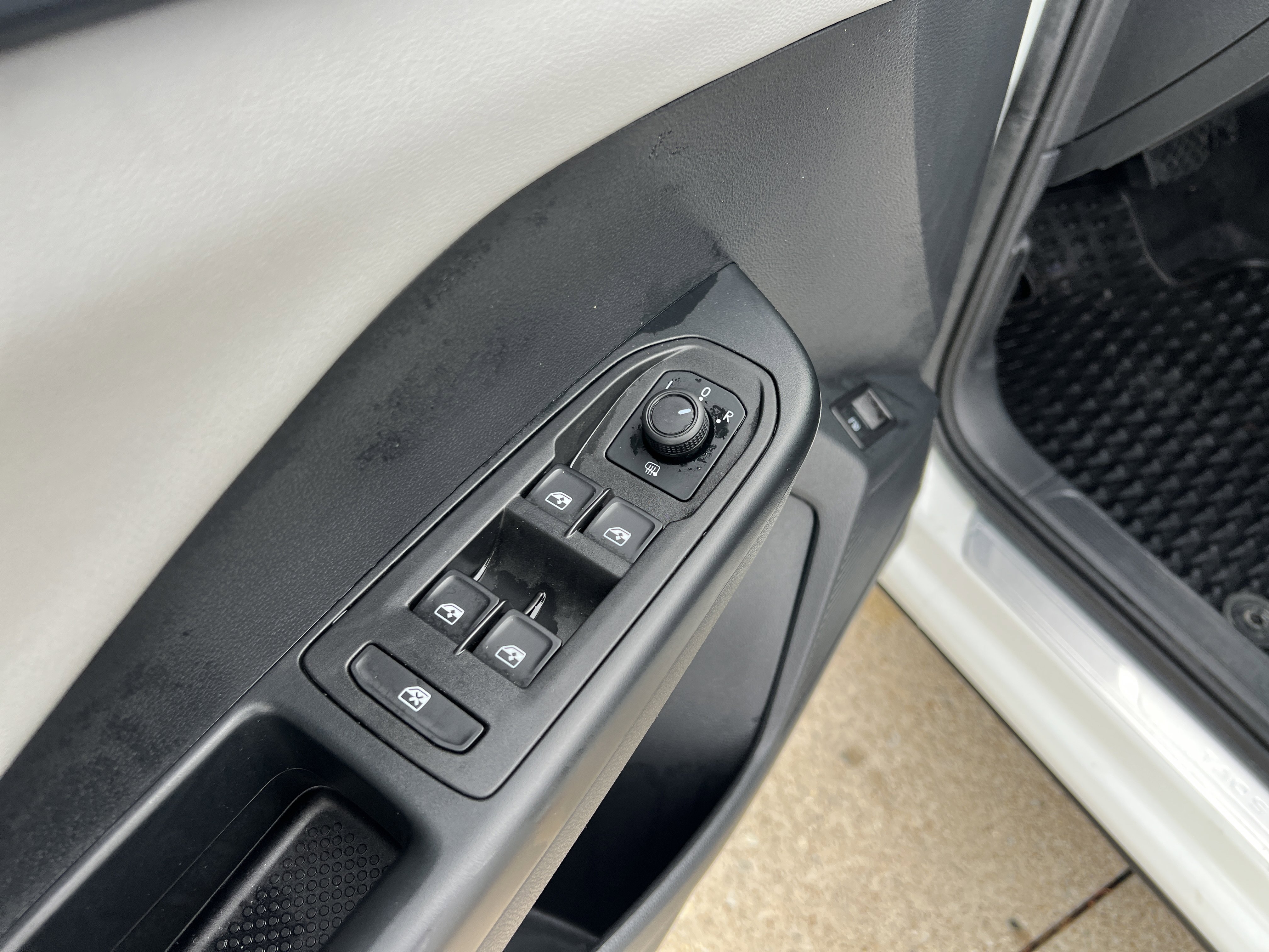 Certified 2023 Volkswagen Taos SE w/ Panoramic Sunroof Package FWD image 14