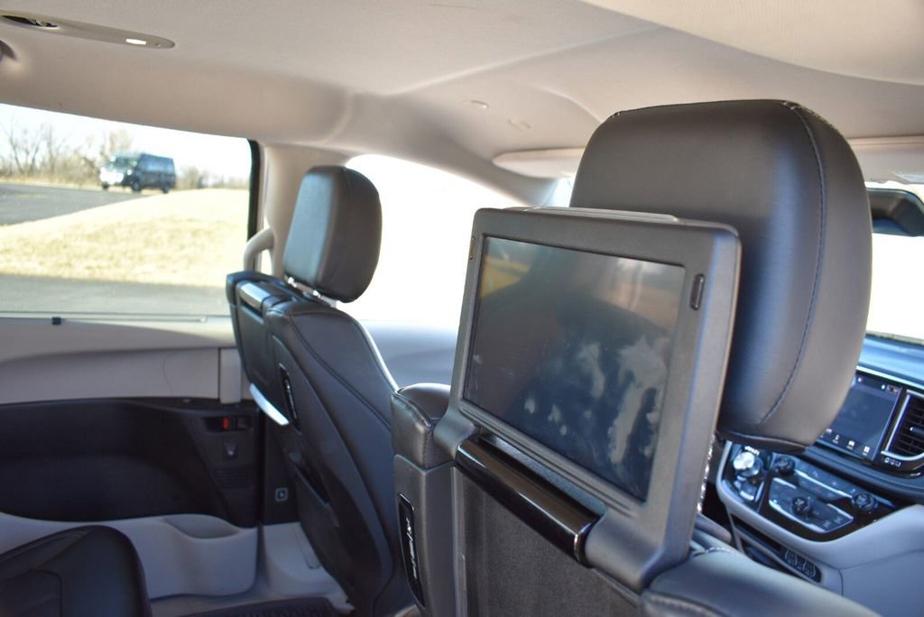 Used 2024 Chrysler Pacifica Touring-L w/ Uconnect Theater Family Group image 31