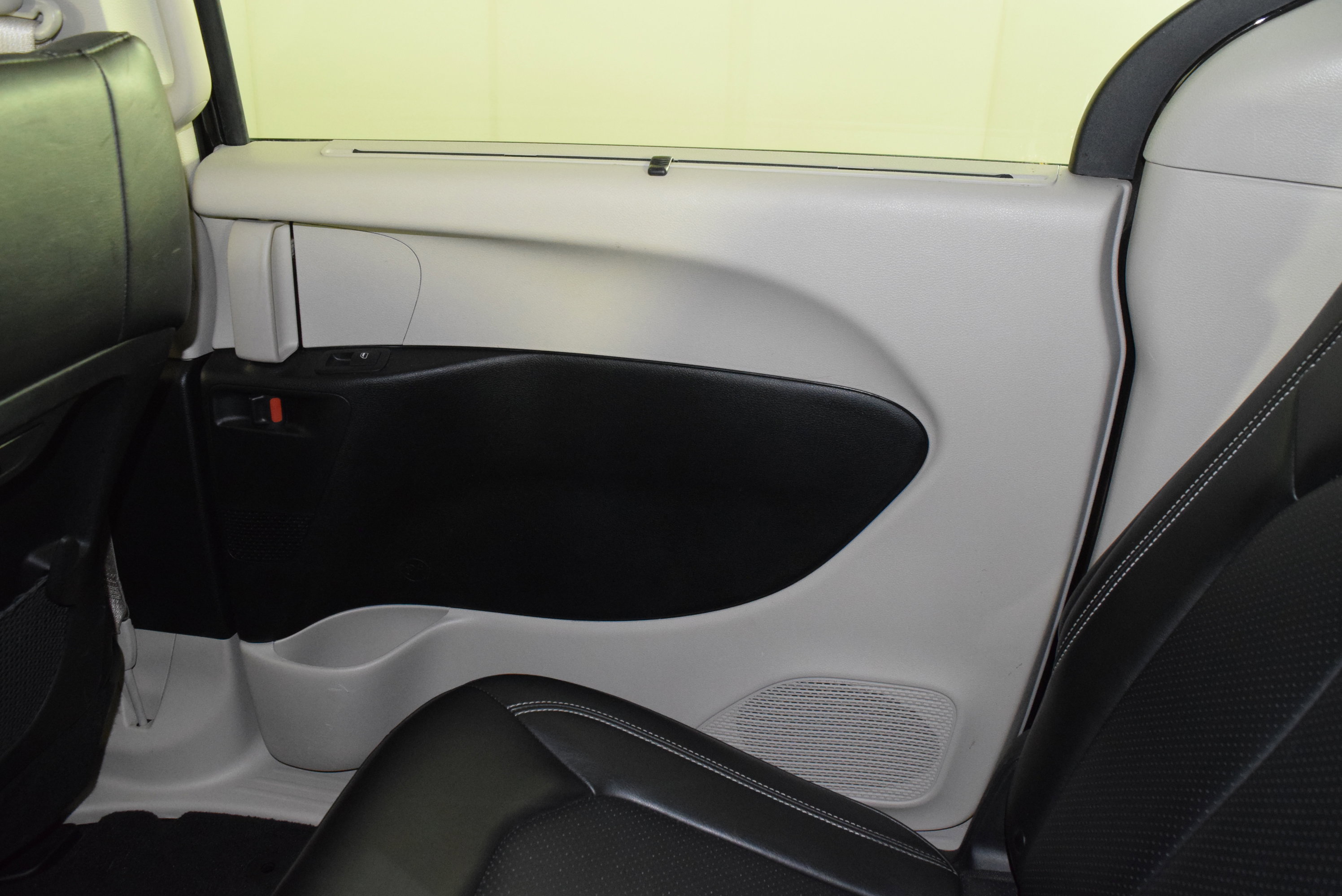 Used 2024 Chrysler Pacifica Touring-L image 37