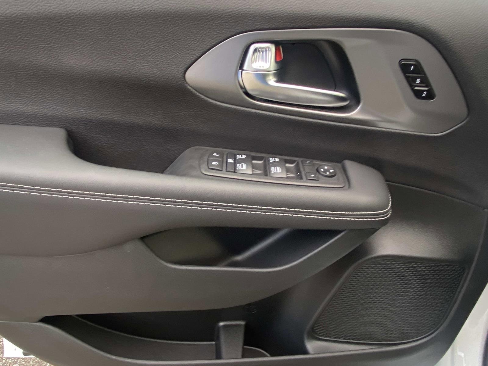 New 2026 Chrysler Pacifica Select image 16