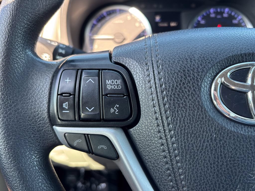 Used 2019 Toyota Highlander LE AWD/4WD image 21