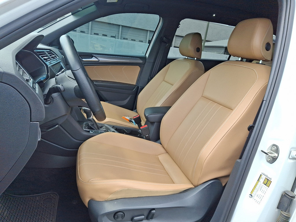 Used 2022 Volkswagen Tiguan SE R-Line image 24