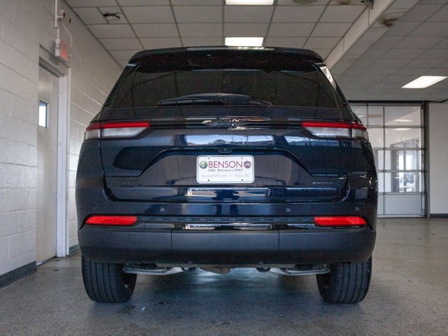 Used 2024 Jeep Grand Cherokee Limited w/ Black Appearance Package image 4