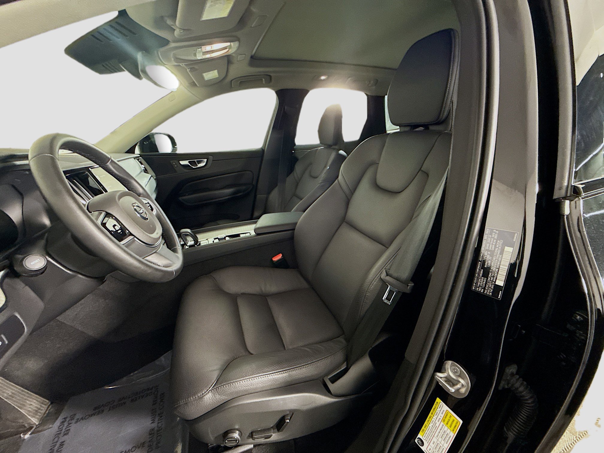 Used 2025 Volvo XC60 B5 Plus image 22