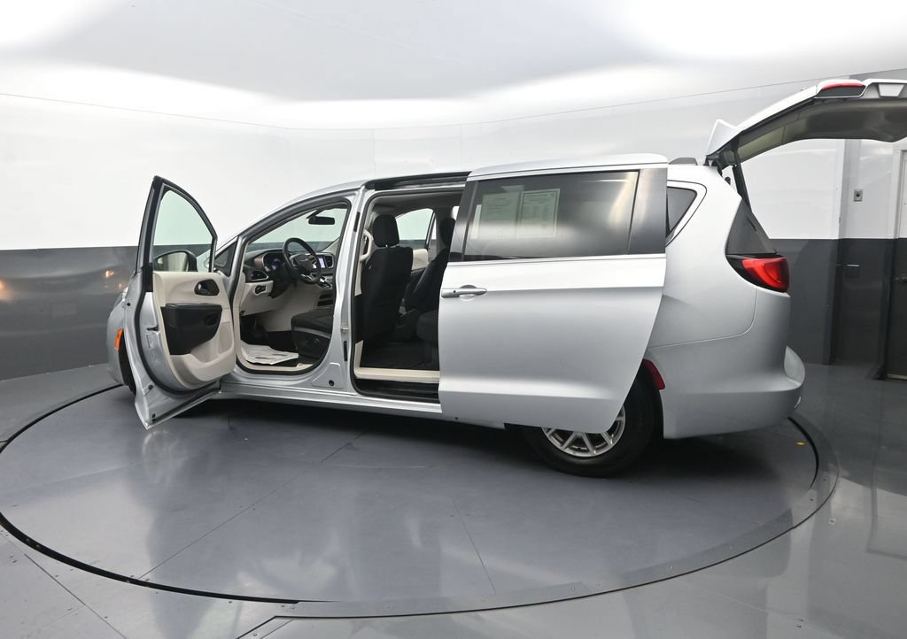 Used 2022 Chrysler Voyager LX FWD image 35