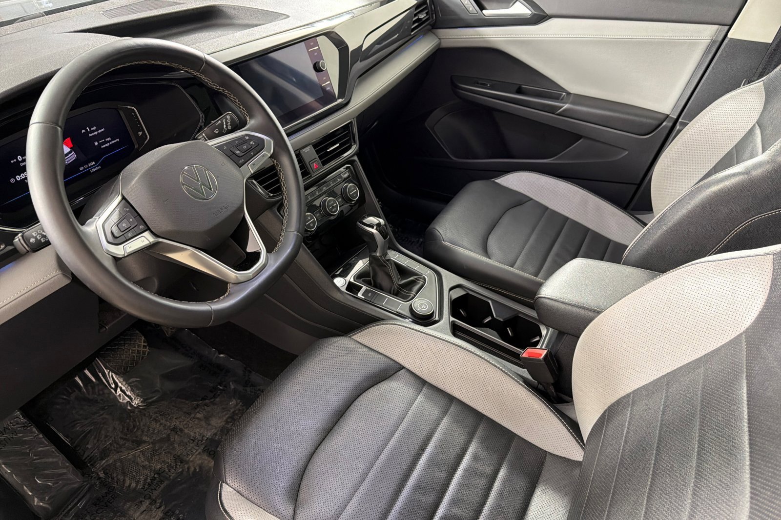 Used 2022 Volkswagen Taos SEL w/ Panoramic Sunroof Package image 9