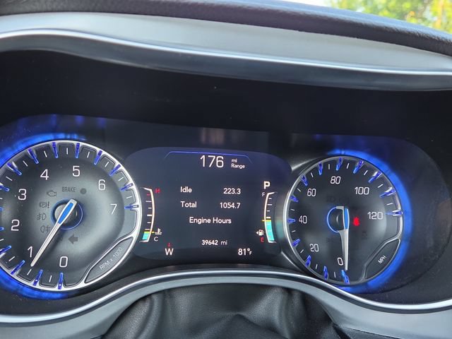 Used 2025 Chrysler Pacifica Limited FWD image 9