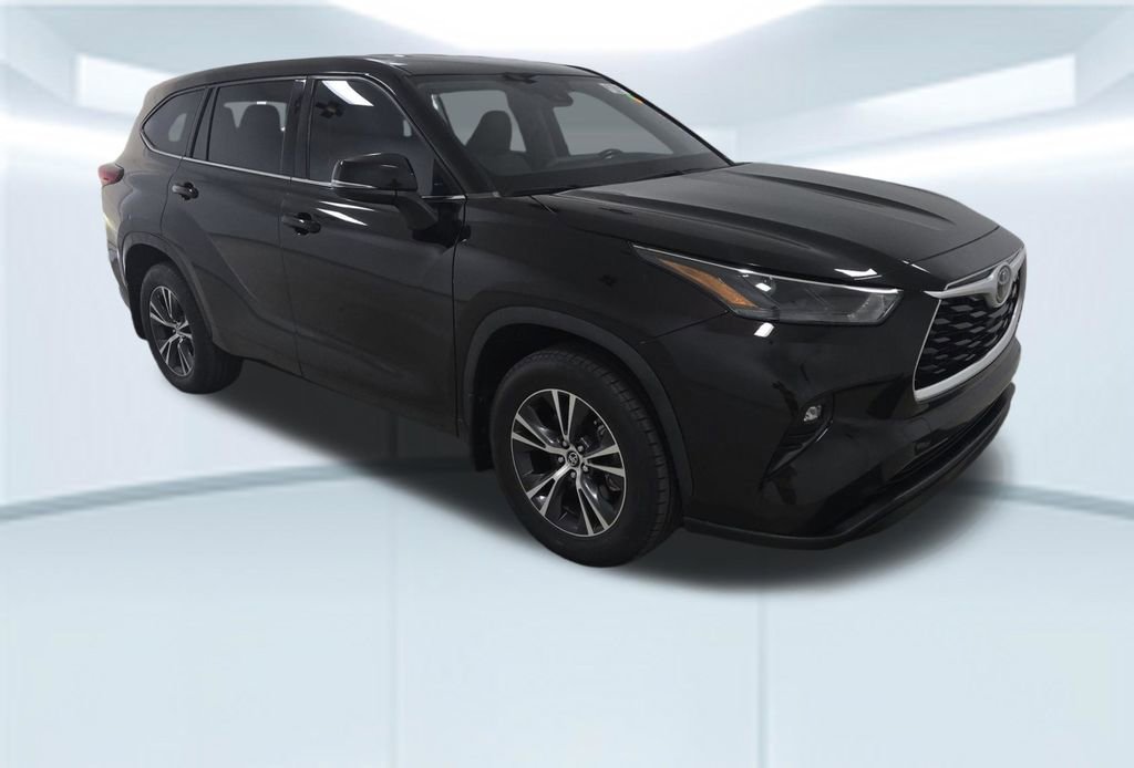 Used 2022 Toyota Highlander LE FWD image 5