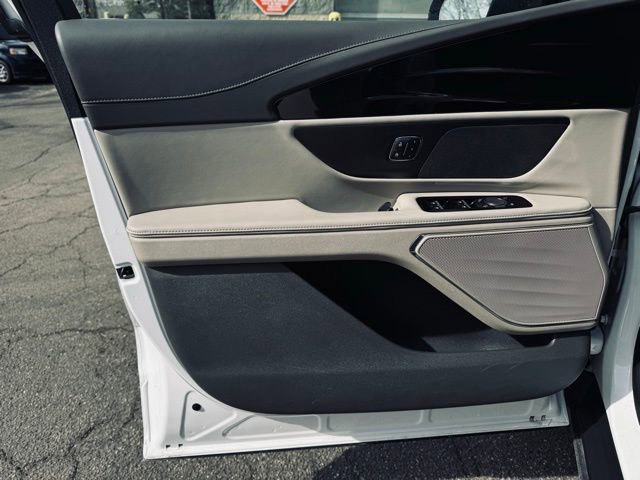 Used 2025 Lincoln Nautilus Premier image 13