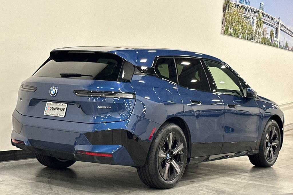 Used 2023 BMW iX xDrive50 w/ Sport Package AWD/4WD image 4