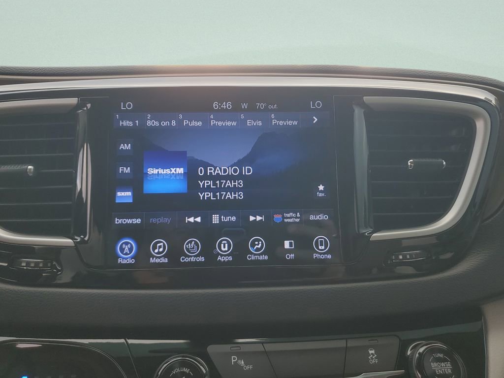 Used 2017 Chrysler Pacifica Touring-L w/ Tire & Wheel Group image 17