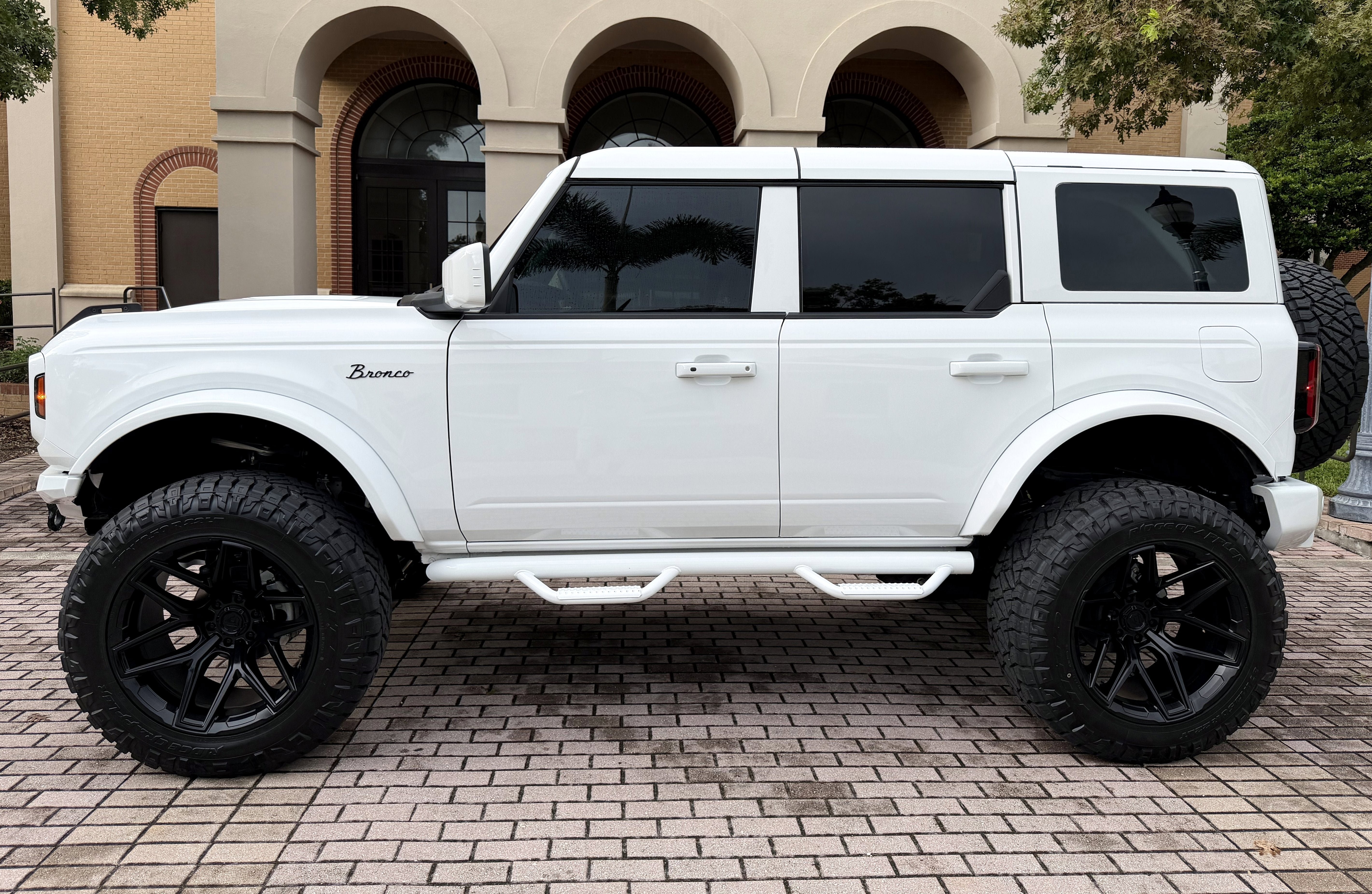 Used 2025 Ford Bronco Outer Banks AWD/4WD image 3