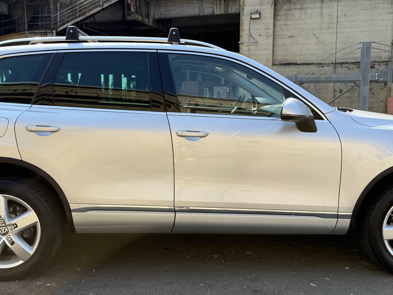 Used 2012 Volkswagen Touareg Sport image 56