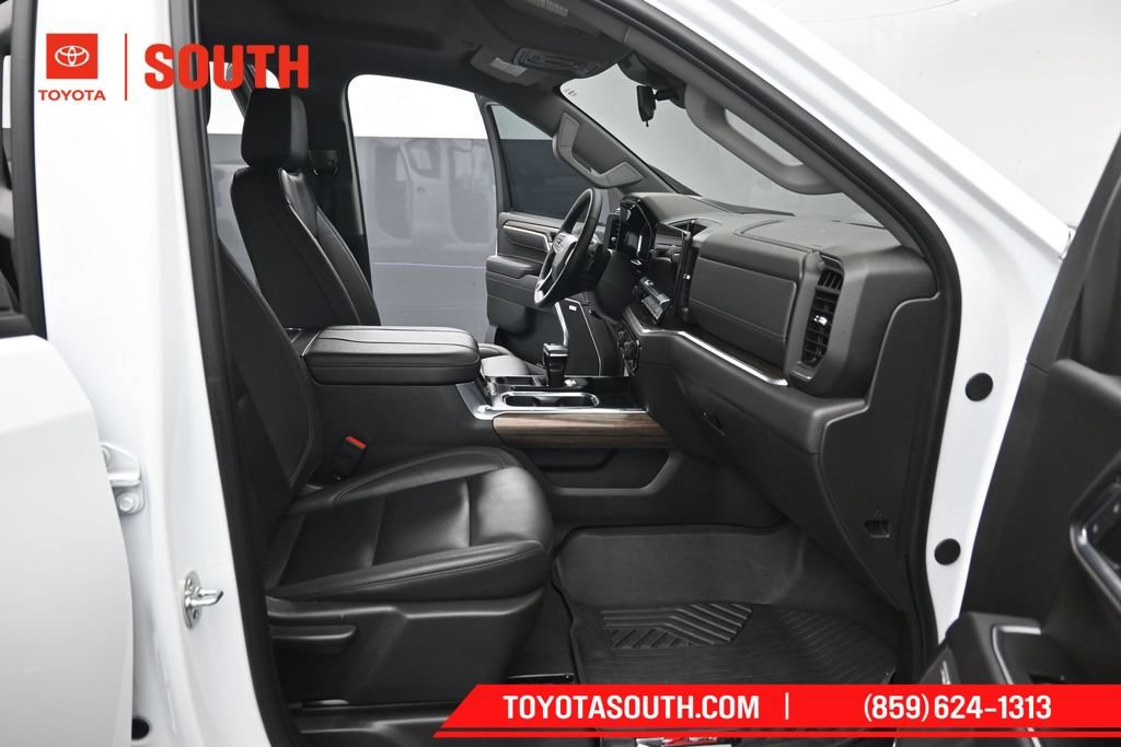Used 2025 Chevrolet Silverado 1500 LT Trail Boss w/ Convenience Package II AWD/4WD image 31