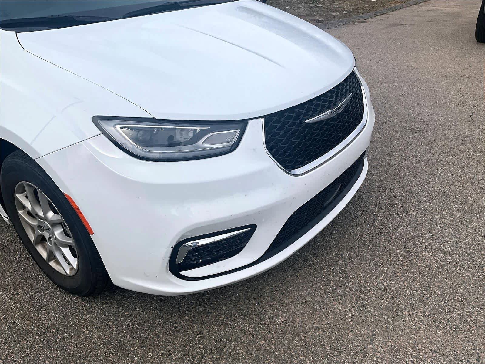 Used 2023 Chrysler Pacifica Touring-L image 5