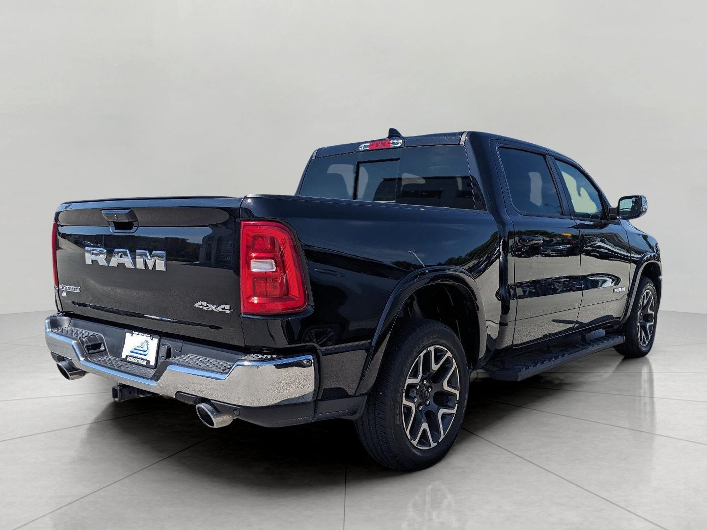 Used 2025 RAM 1500 Laramie AWD/4WD image 3