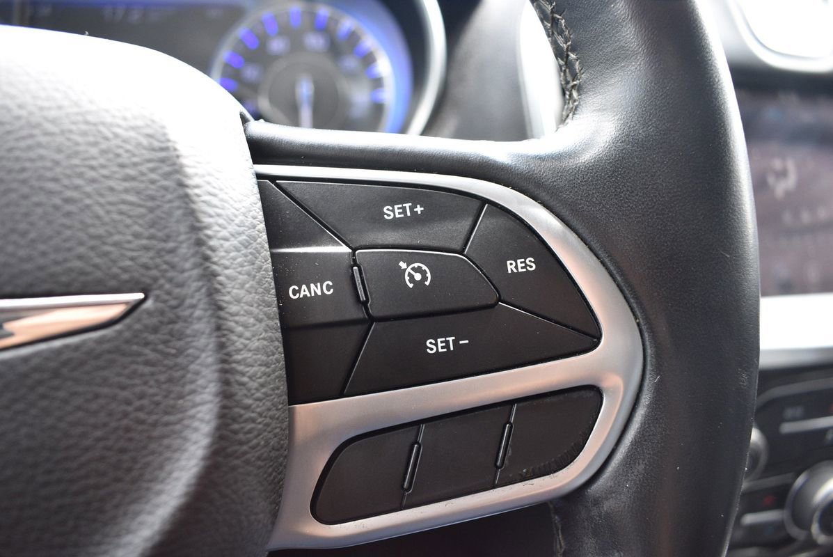 Used 2018 Chrysler 300 Limited image 18