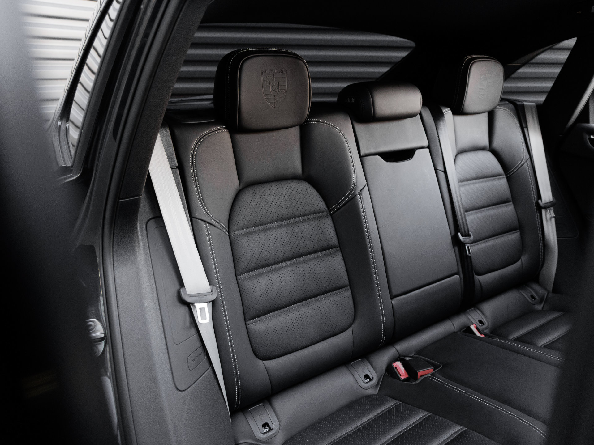 Certified 2026 Porsche Macan Turbo AWD/4WD image 35