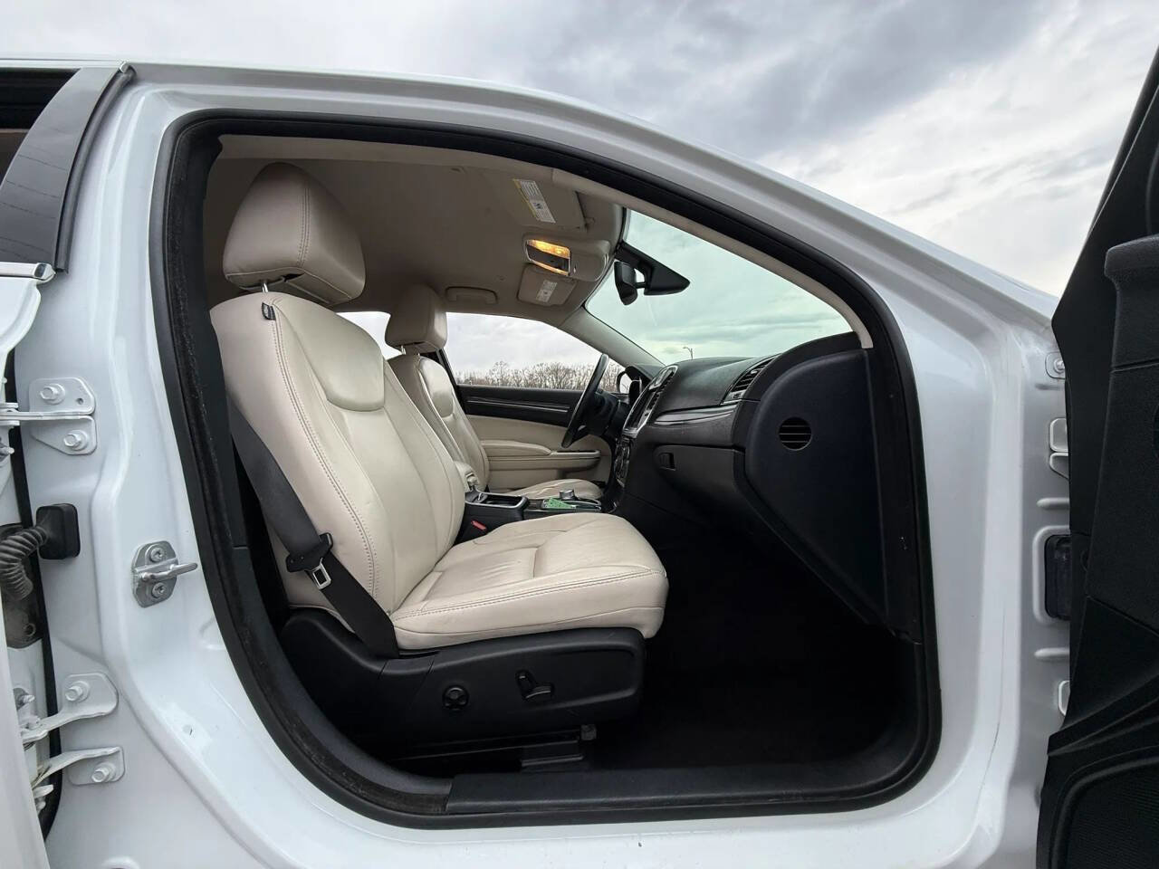 Used 2017 Chrysler 300 Limited image 14