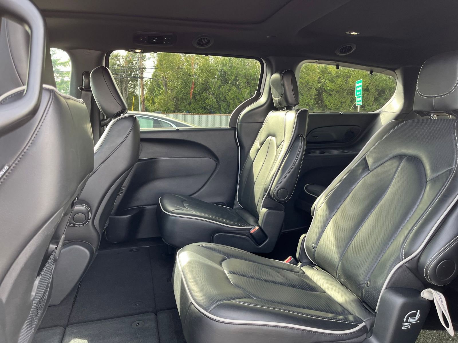 Used 2025 Chrysler Pacifica Limited image 29