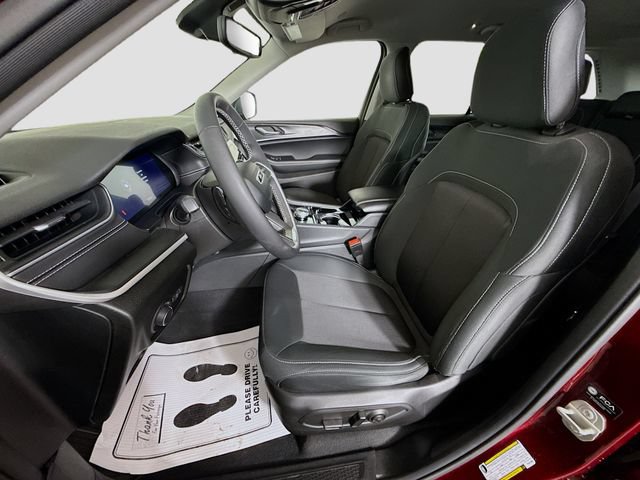 Used 2023 Jeep Grand Cherokee Laredo AWD/4WD image 19