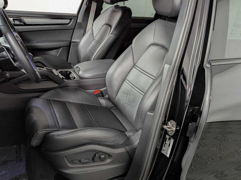 Used 2022 Porsche Cayenne Platinum Edition image 16