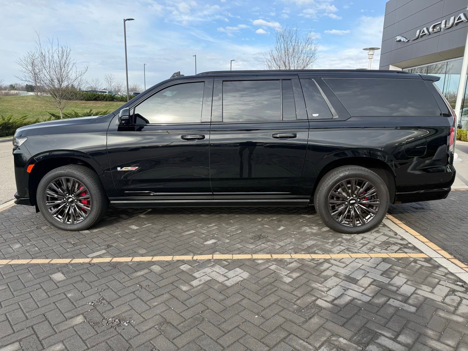 Used 2023 Cadillac Escalade ESV V w/ LPO, ONYX Package image 8