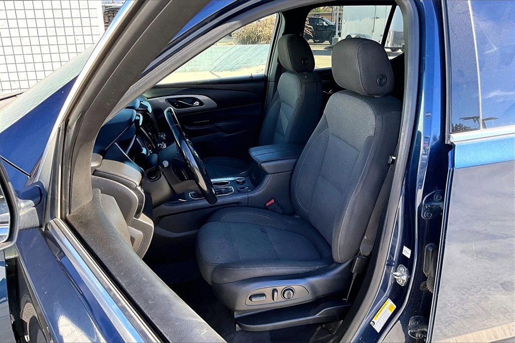 Used 2023 Chevrolet Traverse LT image 2