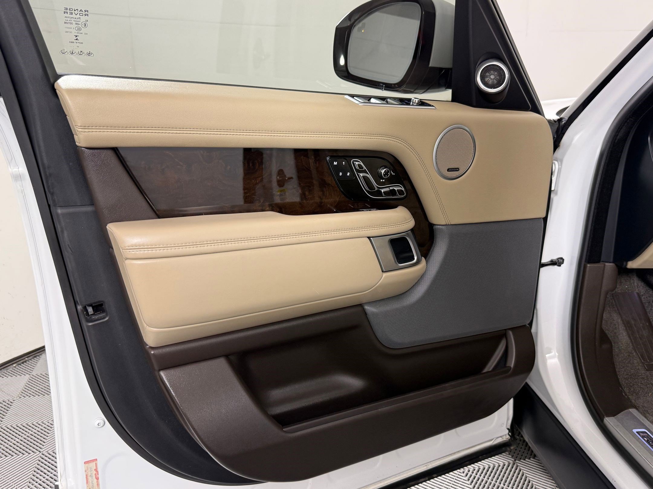 Used 2018 Land Rover Range Rover Long Wheelbase Supercharged image 12