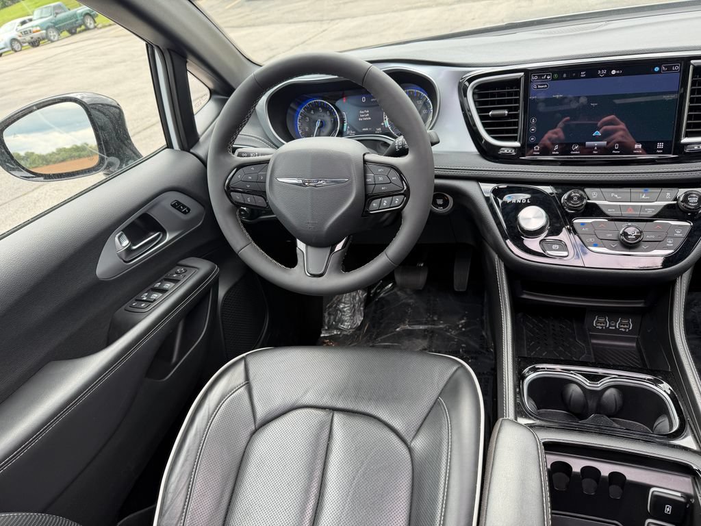 Used 2025 Chrysler Pacifica Limited FWD image 24