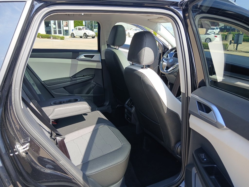 Certified 2025 Volkswagen Taos SE FWD image 23