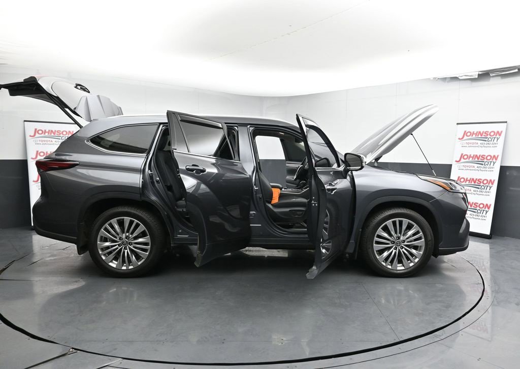 Used 2025 Toyota Highlander Platinum image 27