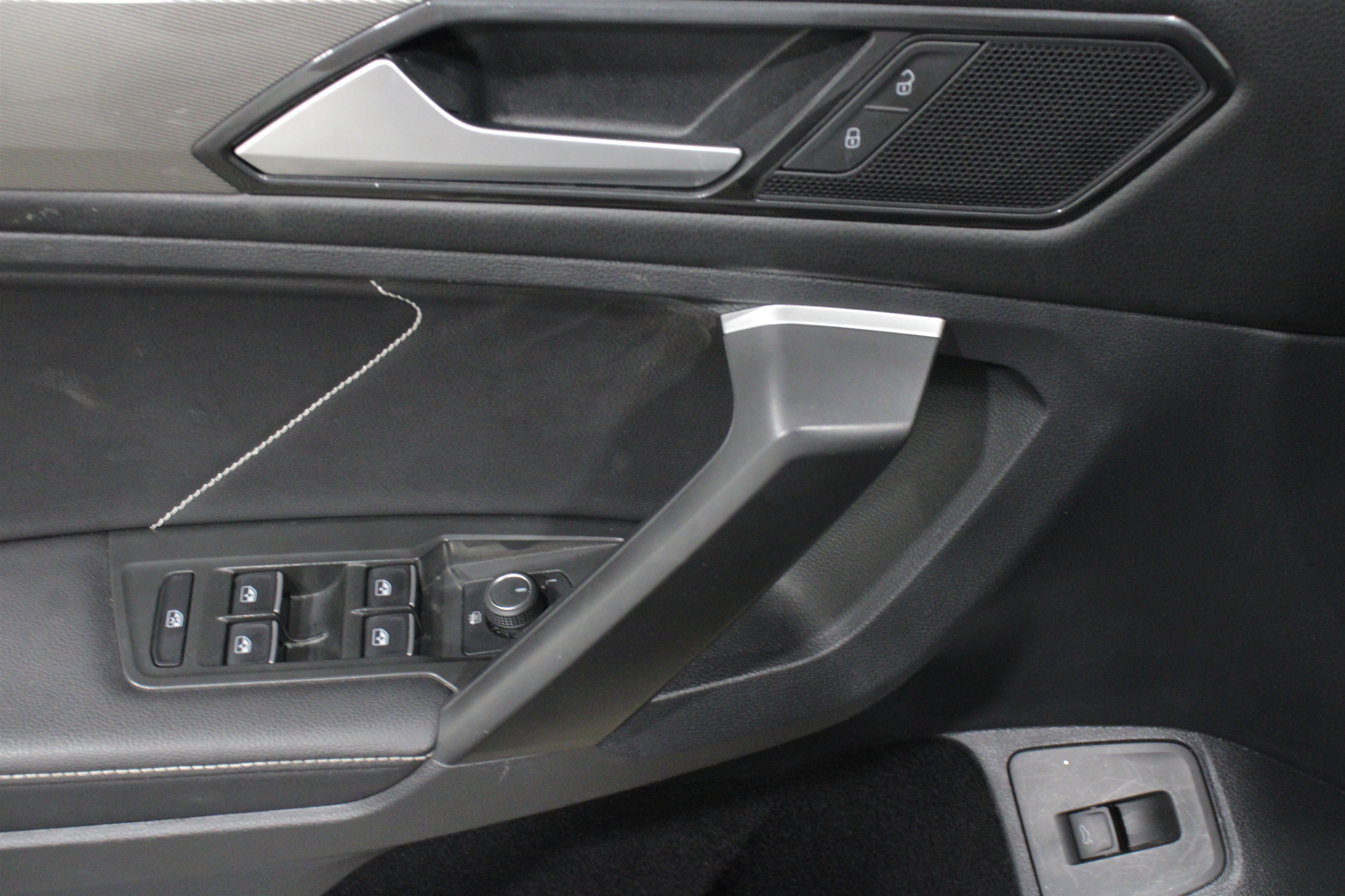 Used 2024 Volkswagen Tiguan SE image 6