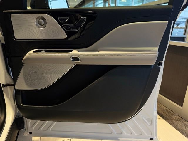 New 2026 Lincoln Aviator AWD w/ Jet Appearance Package image 16