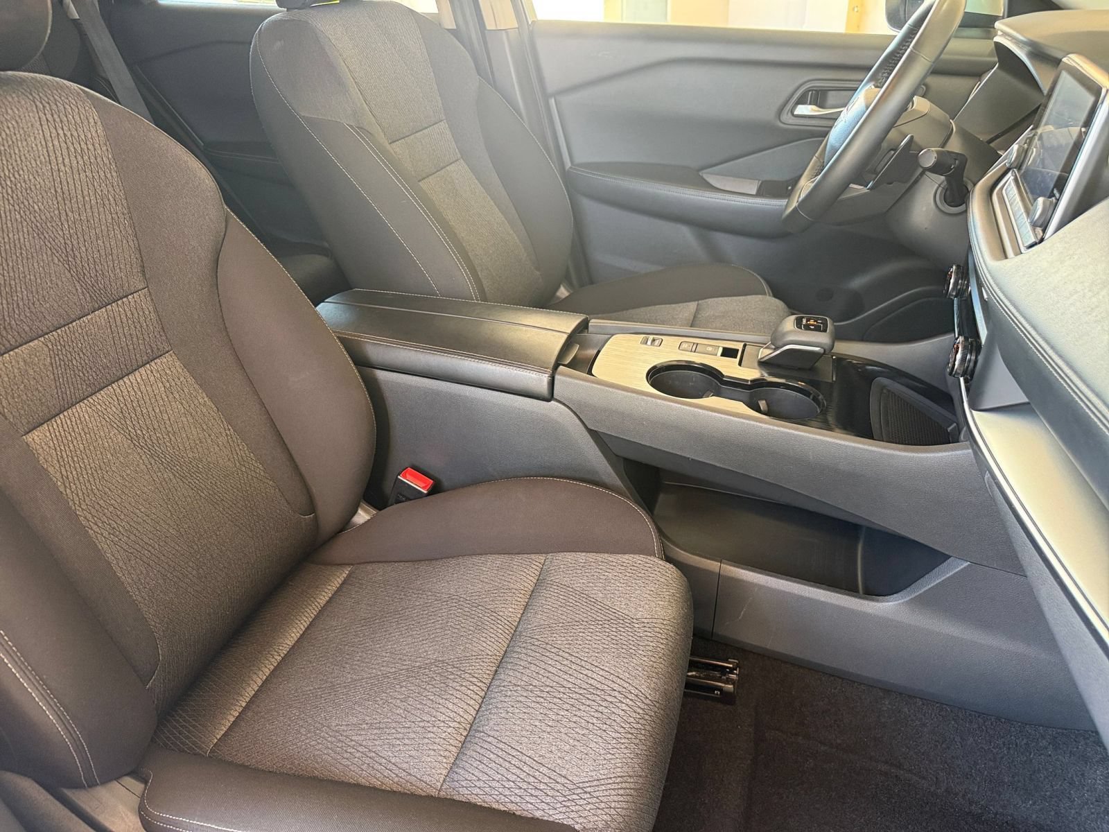Used 2025 Nissan Rogue SV FWD image 37