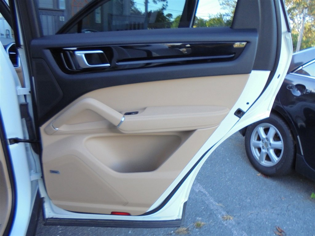 Used 2019 Porsche Cayenne E-Hybrid image 28