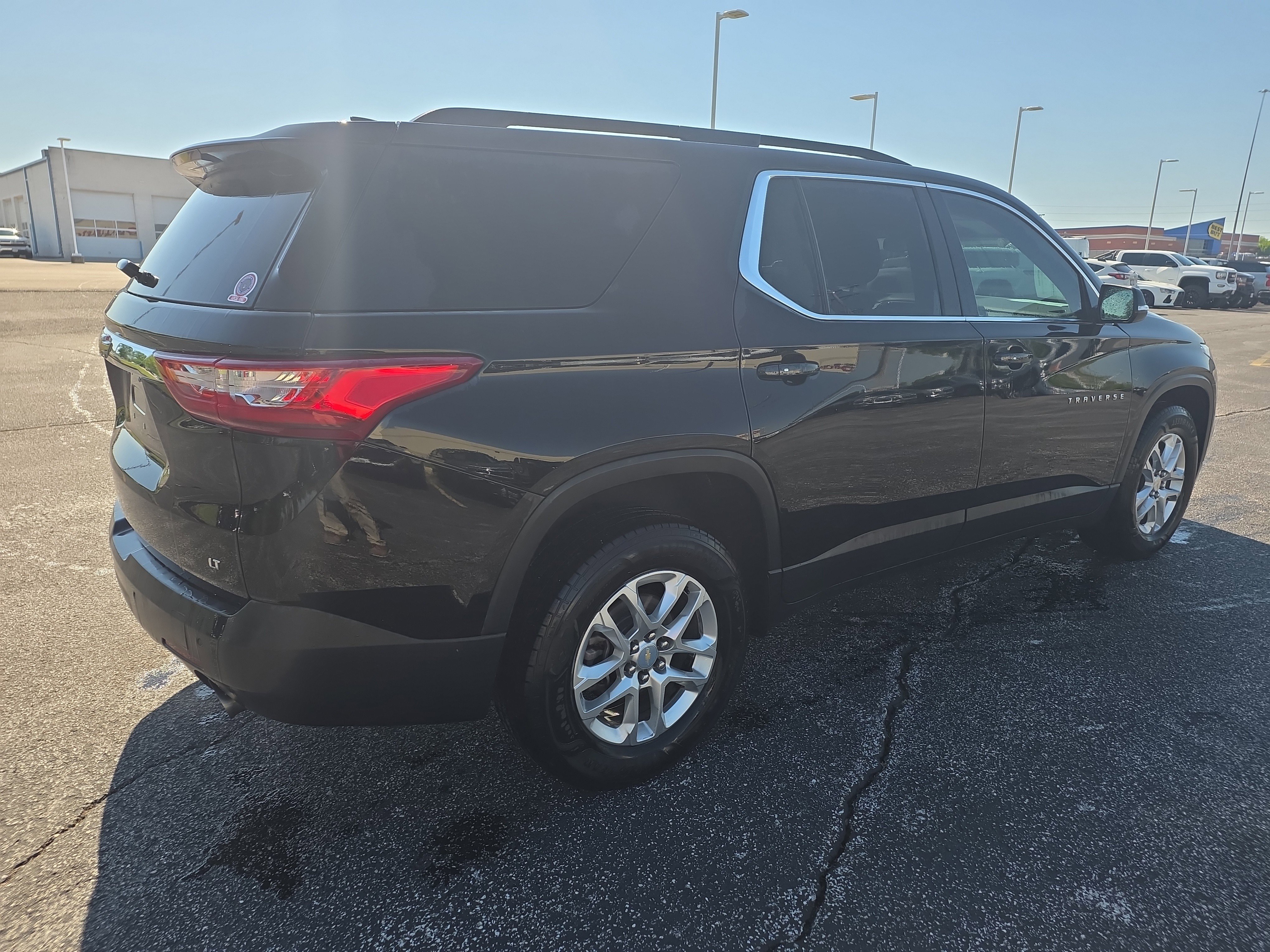 Used 2021 Chevrolet Traverse LT image 3