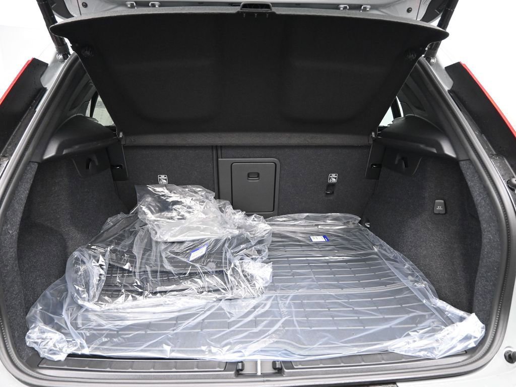 New 2025 Volvo XC40 B5 Ultra w/ Climate Package image 28