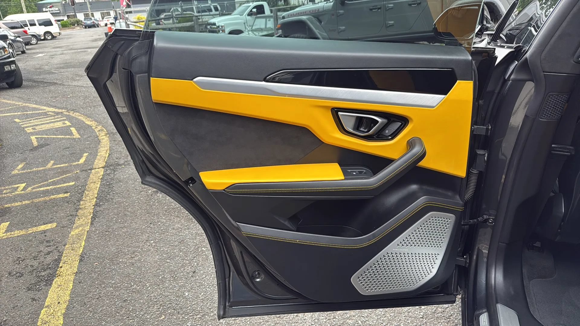 Used 2019 Lamborghini Urus AWD/4WD image 15