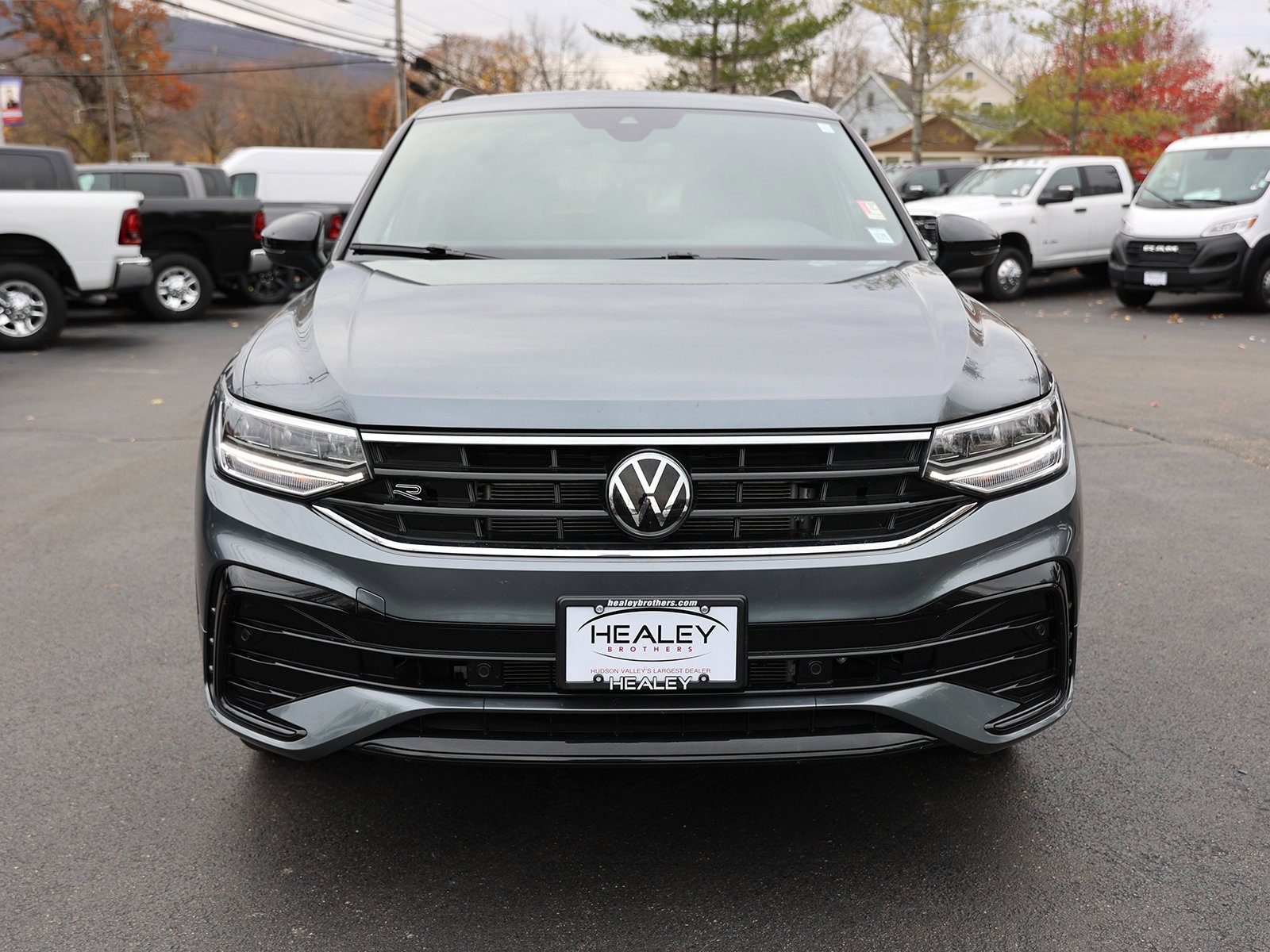 Used 2024 Volkswagen Tiguan SE R-Line image 2
