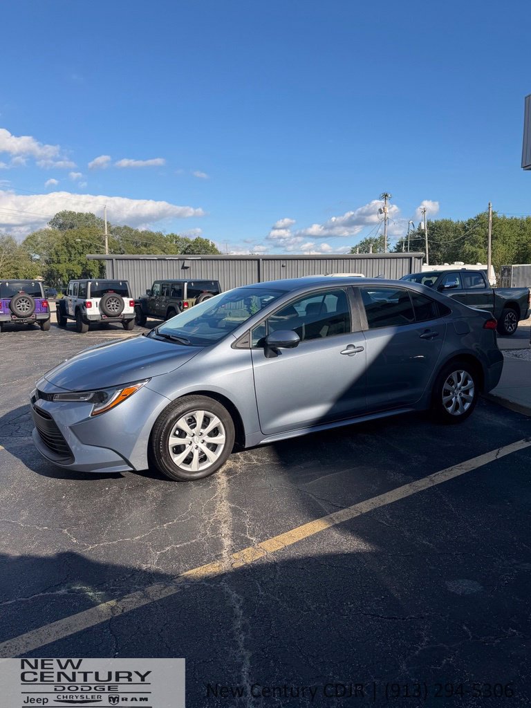 Used 2025 Toyota Corolla LE FWD image 1