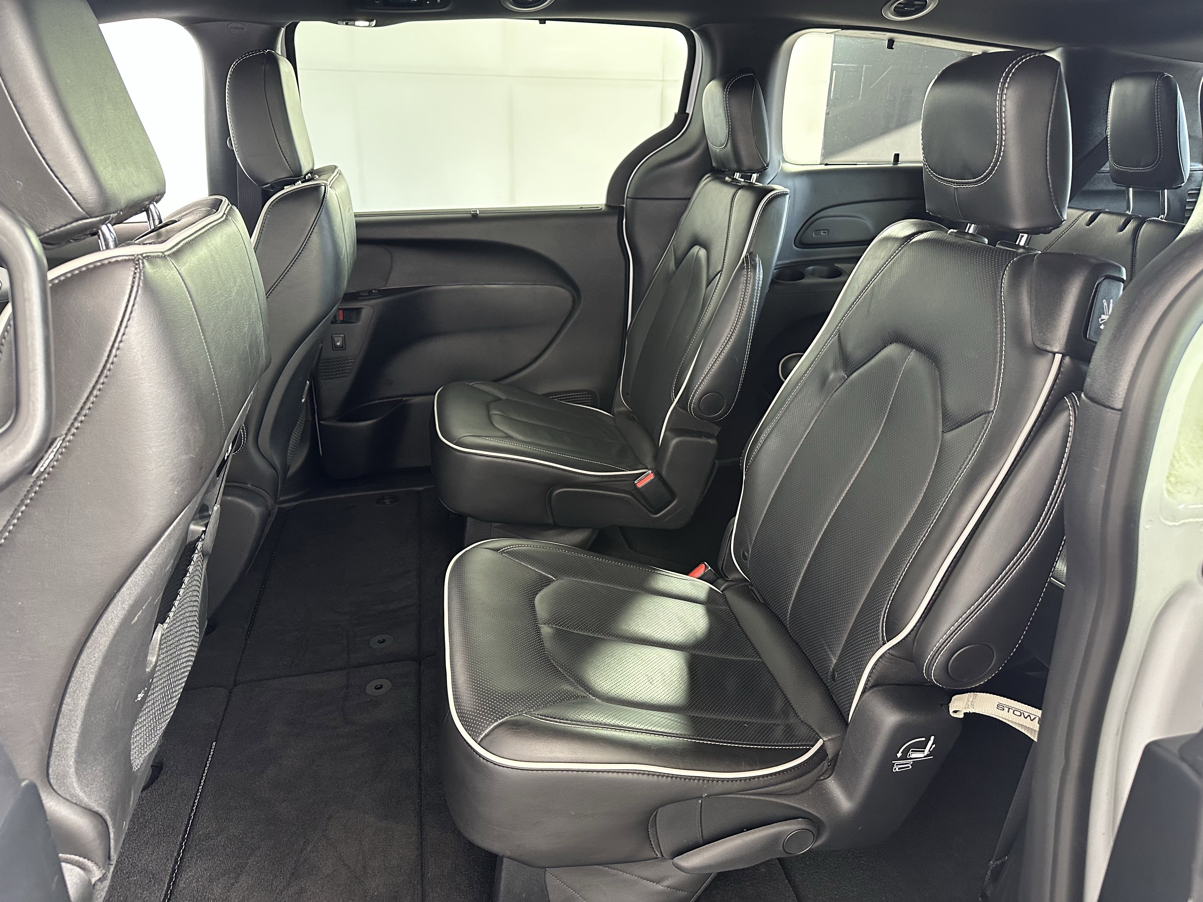 Used 2025 Chrysler Pacifica Limited image 7