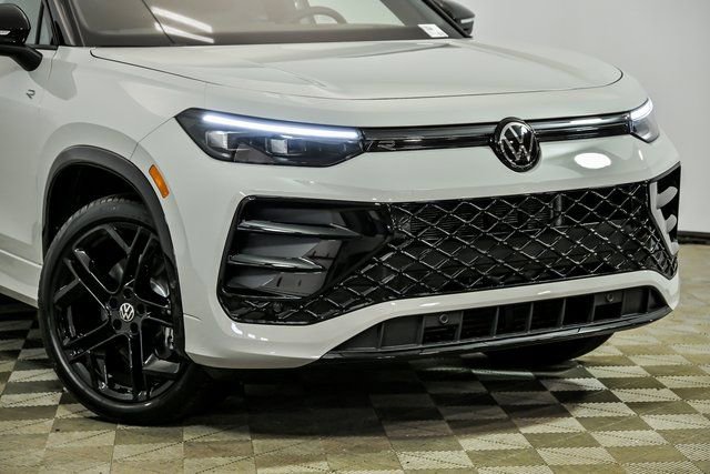 New 2026 Volkswagen Tiguan SE R-Line image 2