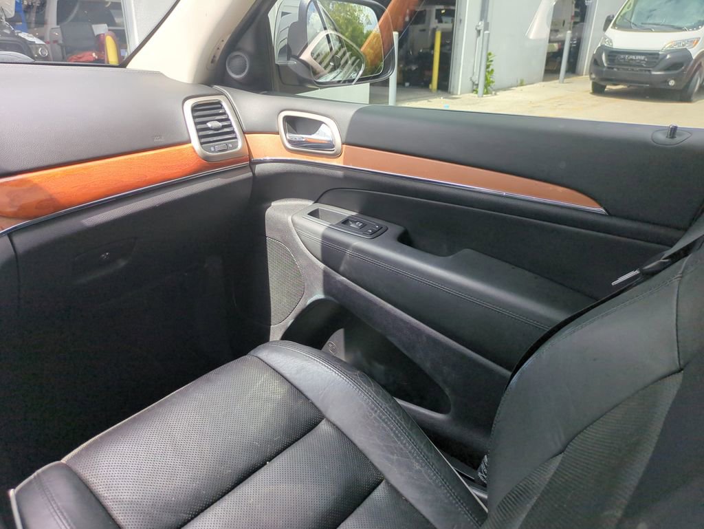 Used 2013 Jeep Grand Cherokee Overland w/ Advance Technology Group AWD/4WD image 19