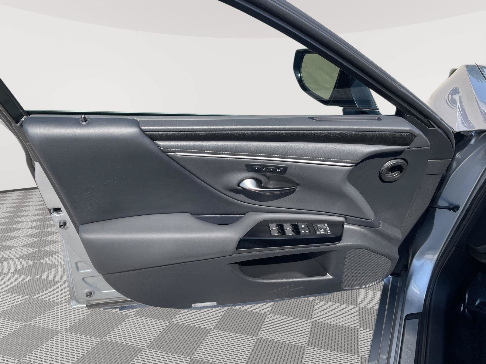 Used 2025 Lexus ES 300h w/ Premium Package FWD image 19