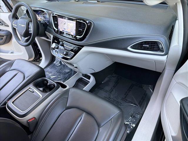 Used 2023 Chrysler Pacifica Touring-L FWD image 27